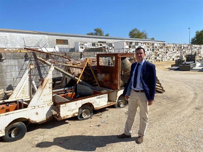 El portavoz del Grupo Popular, Juan de la Rosa, junto al portavoz adjunto, José Luis García, durante su visita al cementerio de Sevilla
