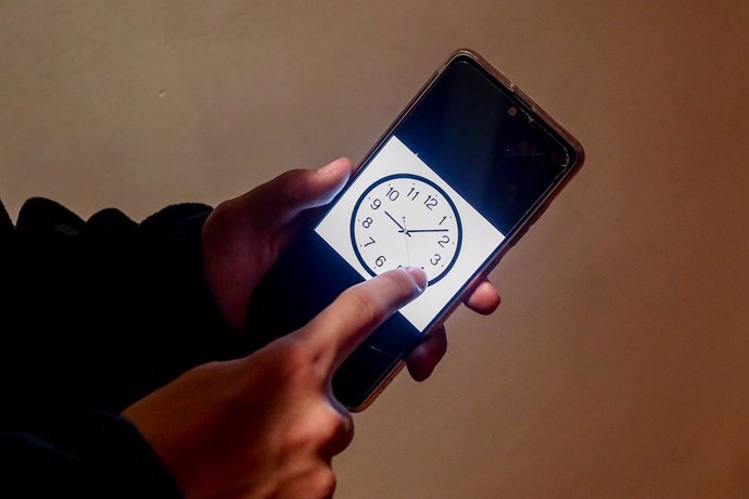 Un rellotge en la pantalla d'un mbil