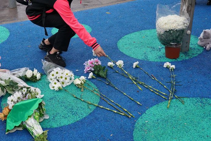 Una persona deposita flores en una concentración en el parque donde fue secuestrado un niño de 9 años la noche de ayer, a 29 de octubre de 2021, en Lardero, La Rioja, (España).