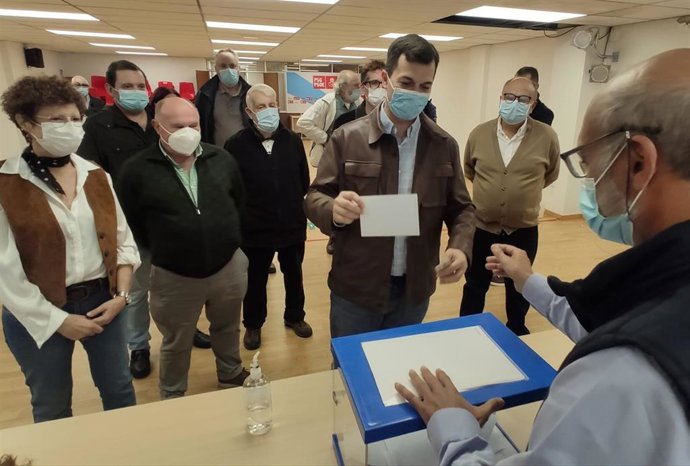 Gonzalo Caballero vota na súa agrupación, no proceso de primarias do PSdeG.
