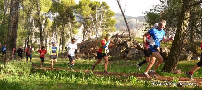 Corredores en la trail Abades Stone Race  (archivo).