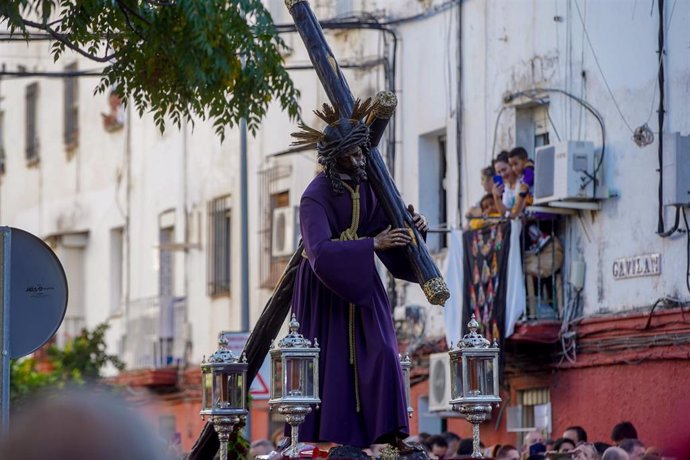 El Cristo del Gran Poder por el barrio de Los Pajaritos, durante el traslado a la Parroquia de las Candelarias por la Santa Misión a 23 de octubre de 2021 en el barrio de los Pajaritos de Sevilla (Andalucía, España)