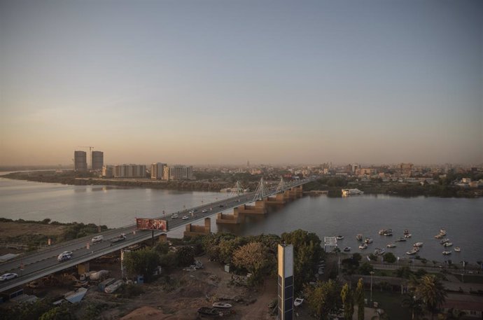 Puente El Mek Nimr sobre el Nilo Azul en Jartum, Sudán