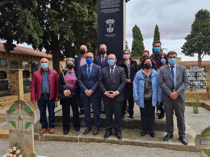 El consejero de Educación, Cultura y Deporte del Gobierno de Aragón, Felipe Faci, participa en Cariñena en un acto de resignificación del monumento de homenaje y recuerdo a las víctimas de la Guerra Civil.