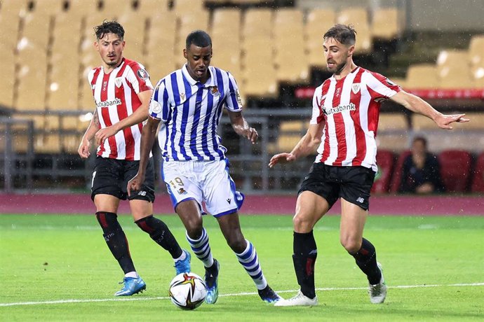 Archivo - Alexander Isak y Yeray Álvarez en la final de la Copa del Rey entre Real Sociedad y Athletic Club en La Cartuja