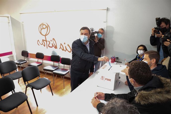 Valentín González Formoso vota no proceso de primarias no que é candidato.