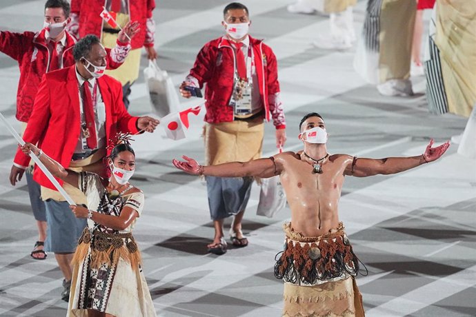 Archivo - FILED - 23 July 2021, Japan, Tokyo: Flagbearers Malia Paseka and taekwondo player Pita Taufatofua of Tonga, carry their national flag during the opening ceremony of the Tokyo 2020 Olympic Games at the Olympic Stadium. The ceremony is attended 