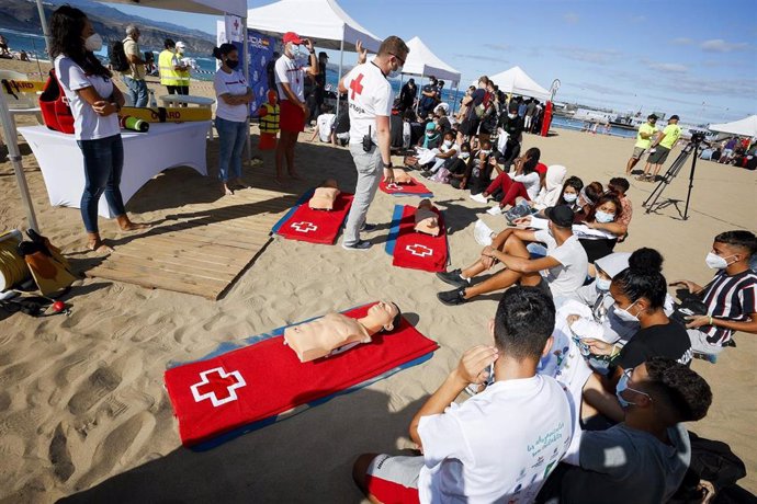 Cruz Roja imparte un taller de prevención de ahogamientos en la playa de Las Canteras