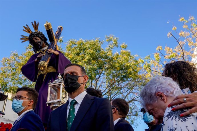 Una anciana  se emociona al contemplar  a el Cristo del Gran Poder por el barrio de Los Pajaritos, durante el traslado a la Parroquia de las Candelarias por la Santa Misión a 23 de octubre de 2021 en el barrio de los Pajaritos de Sevilla (Andalucía, Esp