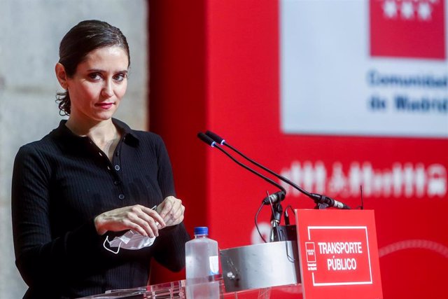 La presidenta de la Comunidad de Madrid, Isabel Díaz Ayuso, realiza una intervención en el acto de presentación de la reunificación de tarifas de transporte público