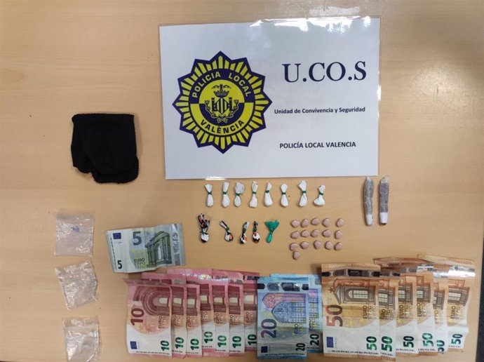 Dinero y drogas intervenidas por los agentes de la Unidad de Convivencia y Seguridad de la Policía Local