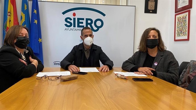 El alcalde de Siero, Ángel García González, y la concejala de Políticas Sociales, Ana Rosa Nosti Ortea, acompañados por la edil y coportavoz de Somos Siero, Patricia Serna Mena.