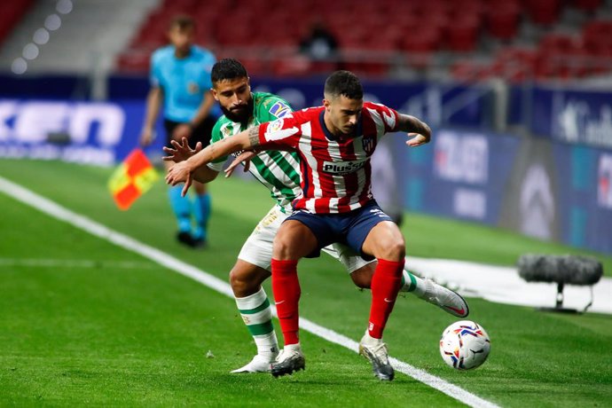 Archivo - Mario Hermoso of Atletico de Madrid and Nabil Fekir of Real Betis in action during the spanish league, La Liga, football match played between Atletico de Wanda Metropolitano stadium on October 24, 2020 in Madrid, Spain.