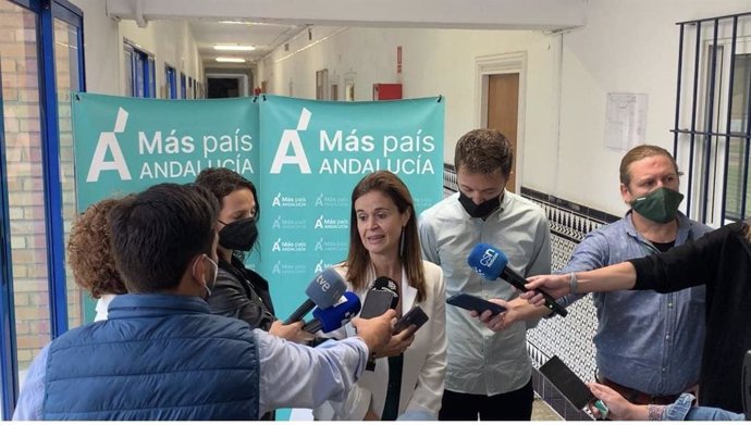 La coordinadora de Más País Andalucía, Esperanza Gómez, este sábado en declaraciones a los medios junto a Iñigo Errejón.