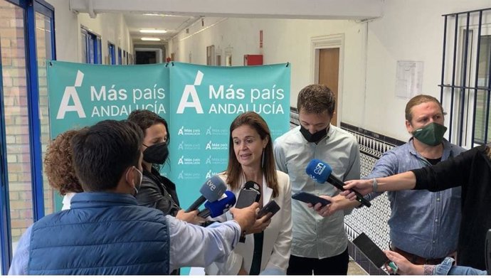 La coordinadora de Más País Andalucía, Esperanza Gómez, este sábado en declaraciones a los medios junto a Iñigo Errejón.