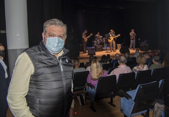 El concejal de Cultura y Educación del Ayuntamiento de Almería, Diego Cruz, en el concierto de The Lazy Tones del Festival de Jazz 'AlmeriaJazz 2021'.