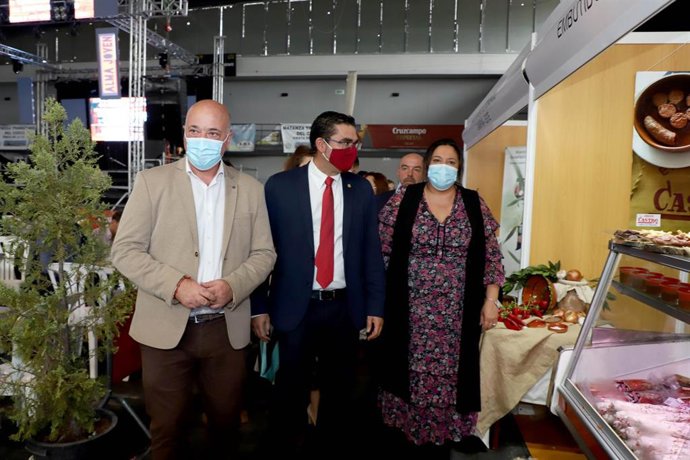 El presidente de la Diputación de Córdoba, Antonio Ruiz, durante su visita a la fiesta de la Matanza en Espejo.