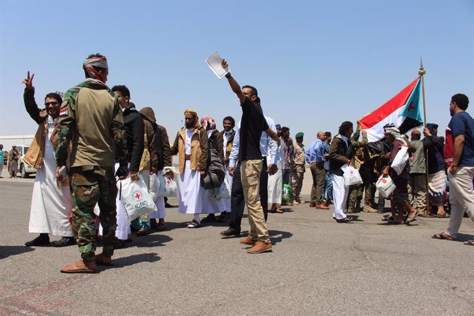 Archivo - 16 October 2020, Yemen, Aden: Yemeni prisoners who were held by Houthi are seen upon their arrival at an airport in the southern city of Aden, after being released on the second day of a prisoner swap between the Yemeni government and the Hout