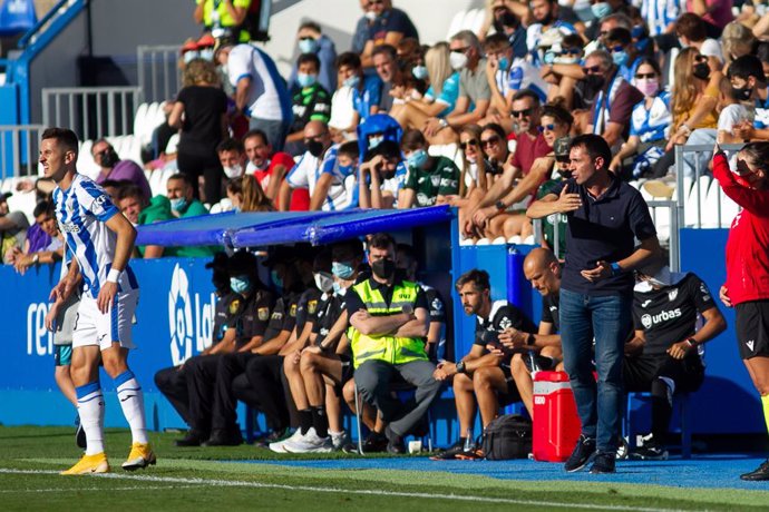 Archivo - Asier Garitano, head coach of Leganes gestures during Spanish second league, Liga SmartBank football match played between UD Leganes and SD Amorebieta at Municipal de Butarque stadium, in Leganes, Madrid, on September 18, 2021.