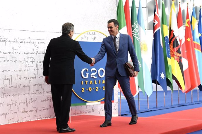 El presidente del Gobierno de España, Pedro Sánchez (d), y el primer ministro italiano, Mario Draghi (i), durante la cumbre del G20, en el centro de congresos de la Nuvola, a 20 de octubre de 2021, en Roma (Italia). 