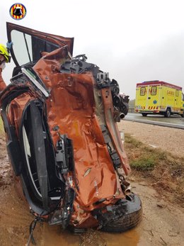 Estado de uno de los vehículos implicados en el accidente en la A-3 en El Rebollar (Valencia)