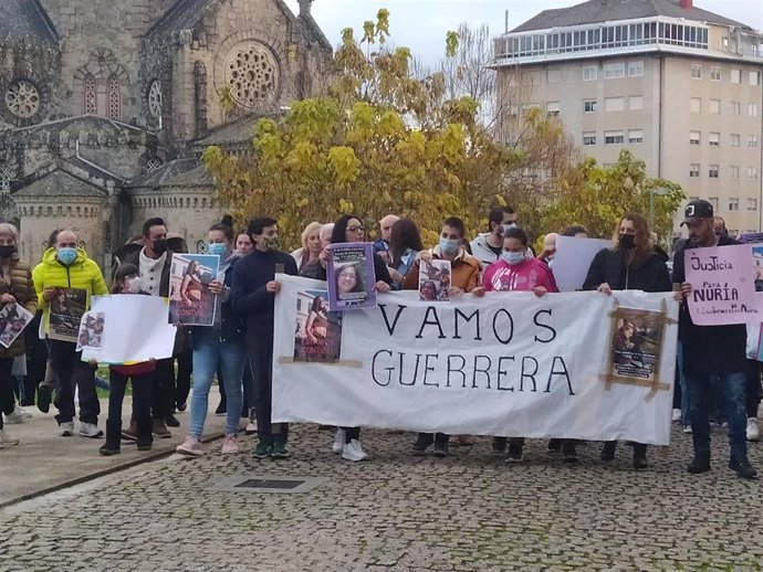 Marcha en O Carballiño, localidad de la joven agredida, en defensa de la reforma de la ley del menor.