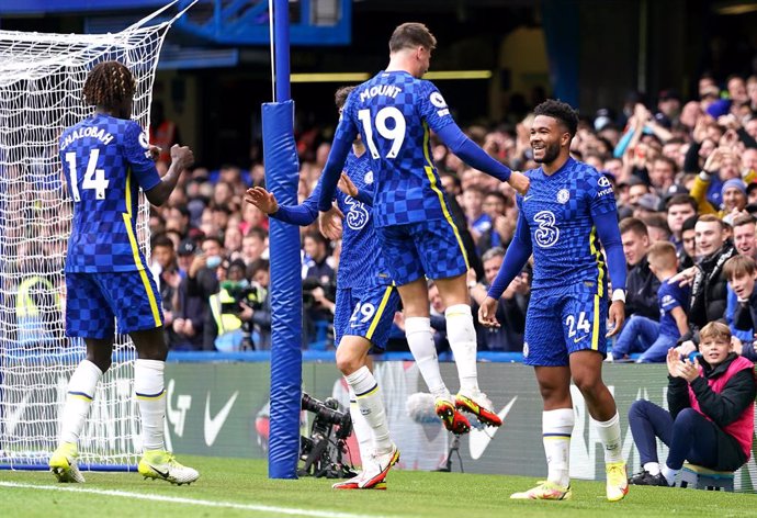 23 October 2021, United Kingdom, London: Chelsea's Reece James (R) celebrates scoring his side's third goal of the game with team-mates during the English Premier League soccer match between Chelsea and Norwich City at Stamford Bridge. Photo: Tess Derry