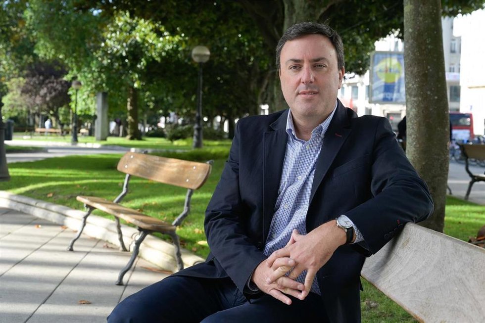 El presidente de la Diputación de A Coruña, Valentín González Formoso, posa a la cámara tras una entrevista con Europa Press, a 21 de octubre de 2021, en A Coruña, Galicia, (España). González es además candidato a las primarias del PSdeG que se celebrar