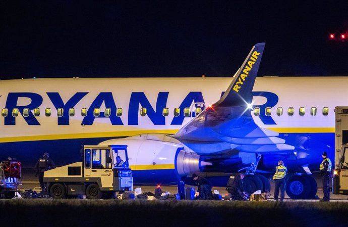 Archivo - 30 May 2021, Berlin: Federal police check the aircraft after an unscheduled landing of a Ryanair plane at Berlin Brandenburg Airport Willy Brandt (BER). Photo: Christophe Gateau/dpa