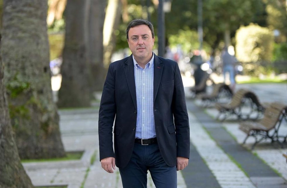 El presidente de la Diputación de A Coruña, Valentín González Formoso, posa a la cámara tras una entrevista con Europa Press, a 21 de octubre de 2021, en A Coruña, Galicia, (España). González es además candidato a las primarias del PSdeG que se celebrar