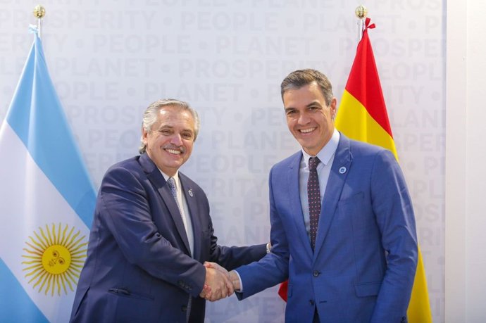 El presidente del Gobierno, Pedro Sánchez, con el presidente argentino, Alberto Fernández