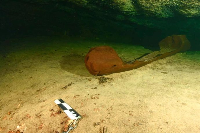 Imagen de la canoa descubierta en México