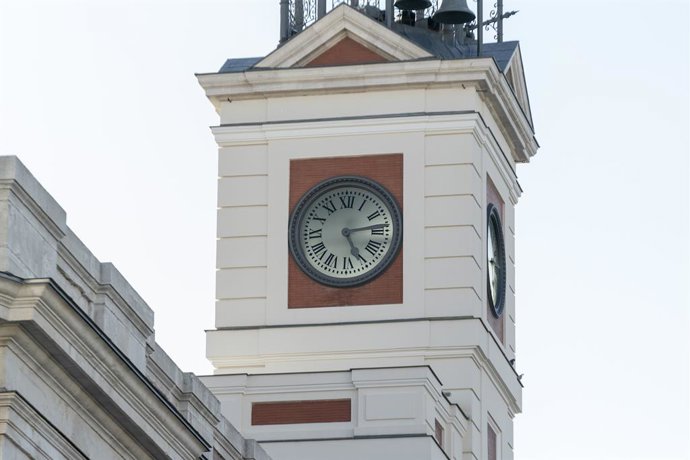El reloj de la Puerta del Sol, marca las cinco y cuarto horas (17:15), a 25 de octubre de 2021, en Madrid, (España). El próximo domingo 31 de octubre se retrasará el reloj una hora para adaptarse al horario de invierno. En concreto, a las 3.00 horas, ho