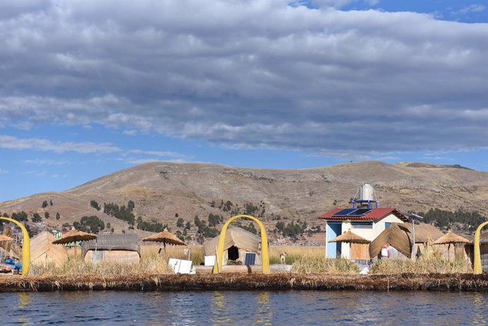 Archivo - September 8, 2019, Puno, Peru: A general view of the traditional houses on an Uros Island  at the Lake Titicaca..The Uru or Uros are indigenous people of Peru and Bolivia, who live on an approximate hundred floating islands, made of Totora ree