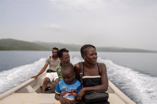 Archivo - Mélienne viaja en barca para ver a su hija Cynthia, herida en el terremoto