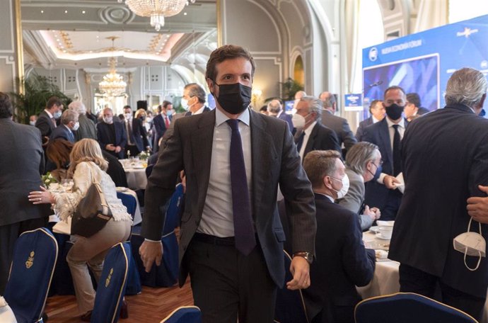 El líder del PP, Pablo Casado, sale de un desayuno de Nueva Economía Forum, en el Hotel Mandarín Oriental, a 27 de octubre de 2021, en Madrid, (España).