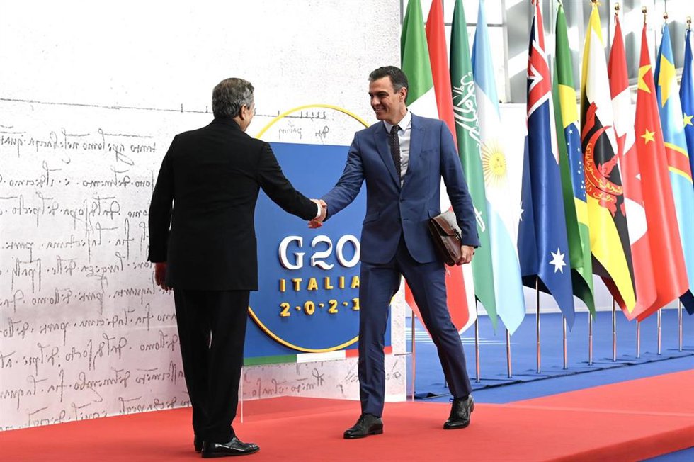 El presidente del Gobierno de España, Pedro Sánchez (d), y el primer ministro italiano, Mario Draghi (i), durante la cumbre del G20, en el centro de congresos de la Nuvola, a 20 de octubre de 2021, en Roma (Italia). ¡