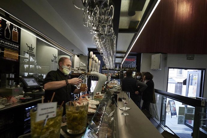 Interior de un bar, a 1 de octubre de 2021, en Pamplona, Navarra (España).