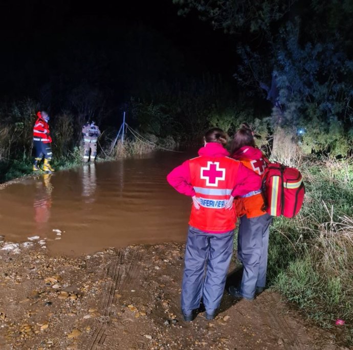 Cruz Roja participa en el rescate del varón que había caído a un arroyo en La Albuera