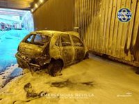 Una conductora herida en Sevilla tras perder el control de su vehículo que ha quedado incendiado