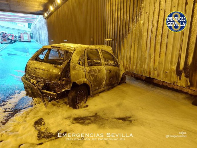 Una conductora herida tras perder el control de su vehículo que ha quedado incendiado en Sevilla