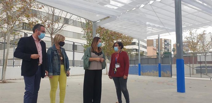 Imagen de la visita de la delegada del distrito Sur, Marisa Gómez, a las obras de entoldado del patio de Primaria del Ceip Maestra Isabel Álvarez.