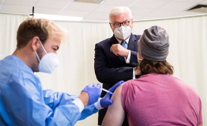 Archivo - 13 September 2021, Berlin: High school student Dennis Sander gets vaccinated with Moderna by Henning Spliedt (L) in the presence of German President Frank-Walter Steinmeier at a vaccination campaign of Malteser Hilfsdienst at the Ruth-Cohn-Sch