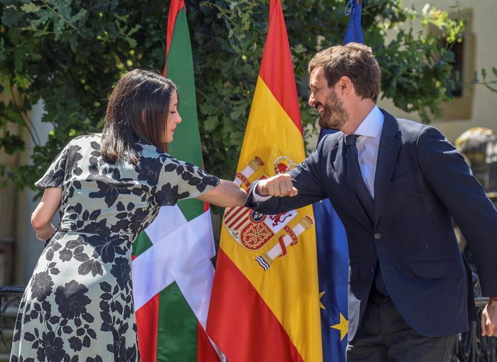 Archivo - La presidenta de Ciudadanos, Inés Arrimadas; y el presidente del Partido Popular, Pablo Casado, se saludan en un acto de campaña de la coalición PP+Cs en la Casa de Juntas de Gernika. En Guernika, Vizcaya, País Vasco (España) a 5 de julio de 20