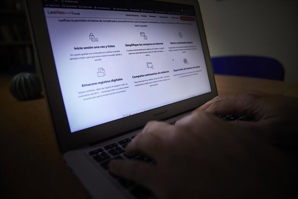 Archivo - Una persona navega en Internet con un ordenador