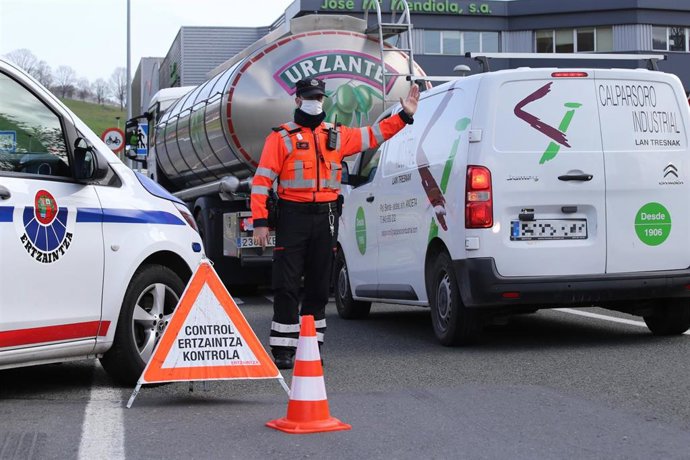 Control de furgonetas de la Ertzaintza.