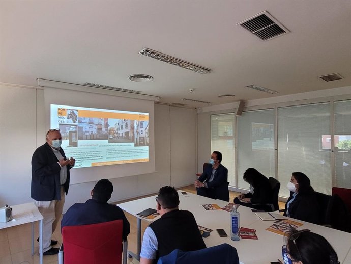 El Ayuntamiento comparte proyectos de innovación social, actividad económica y sostenibilidad con San Salvador