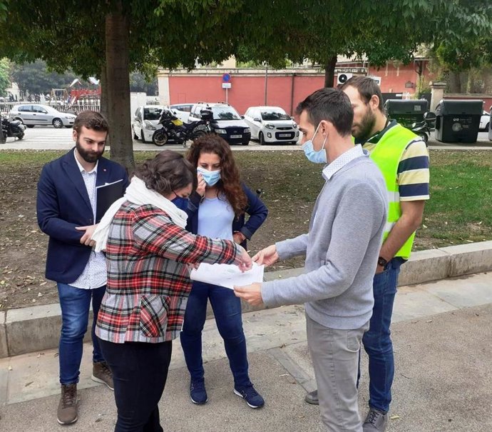 La teniente de alcalde de Infraestructuras y Accessibilidad, Angélica Pastor, y el coordinador general del área, Luis Sureda, en su visita al parque de la plaza Germans García Peñaranda.