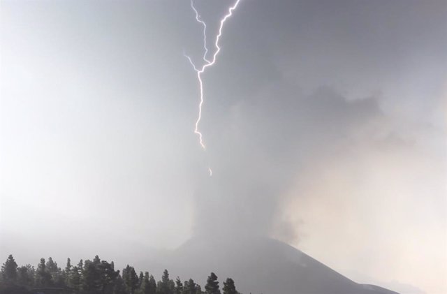 Archivo - Fotografía de un rayo en el penacho volcánico