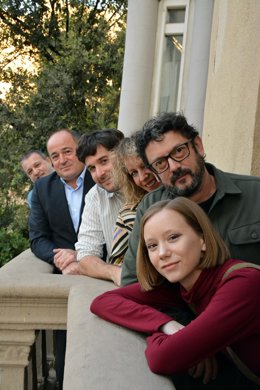 Los protagonistas de la película 'La desconocida' junto con el alcalde de Albacete, Emilio Sáez